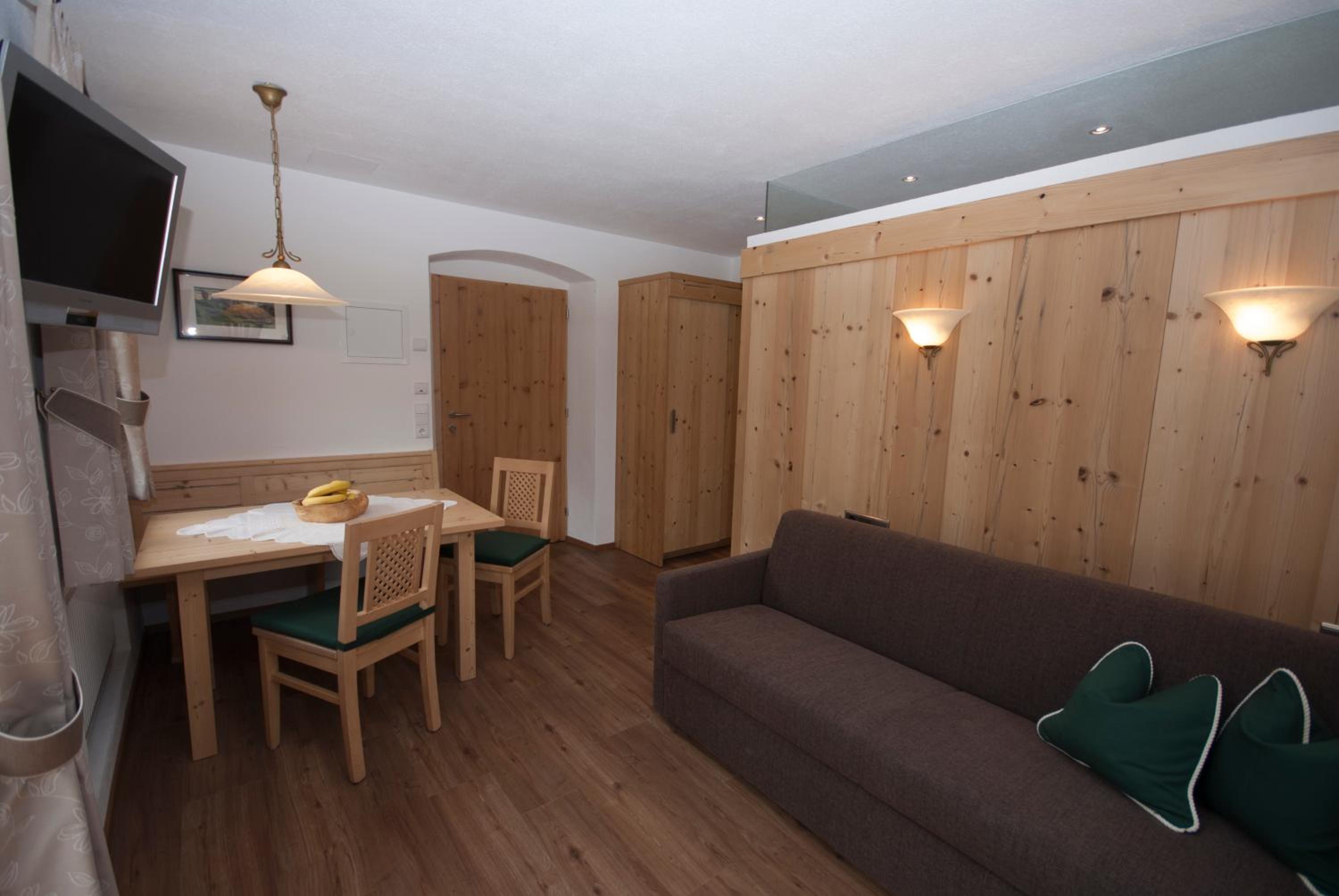 Apartment with Balcony photo 2