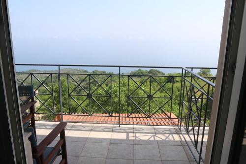 Deluxe Suite with Sea View - Photo 15