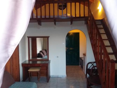 Free HER Airport Shuttle- Family Room Separate Bedroom