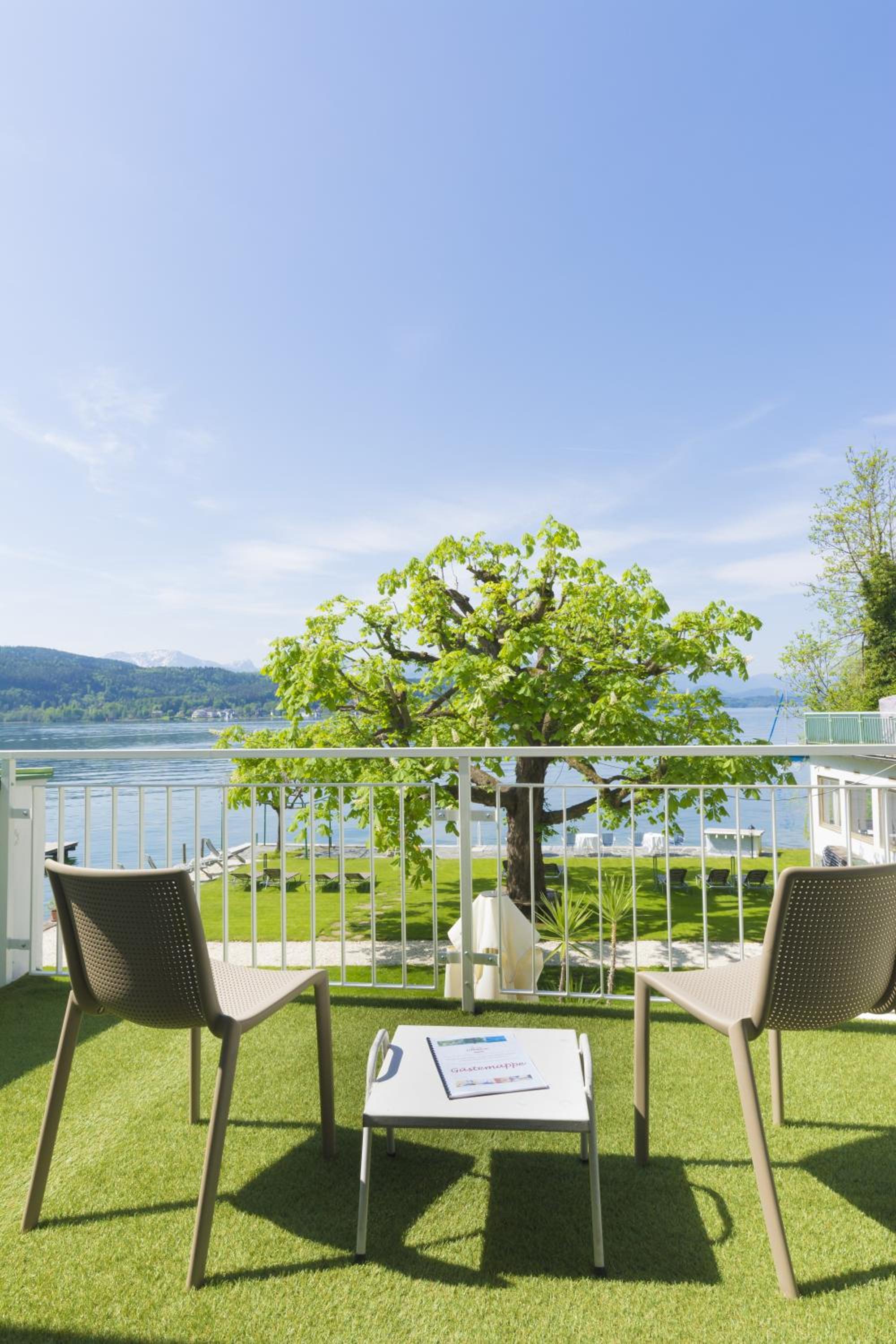 Standard Double Room with Lake View photo 3