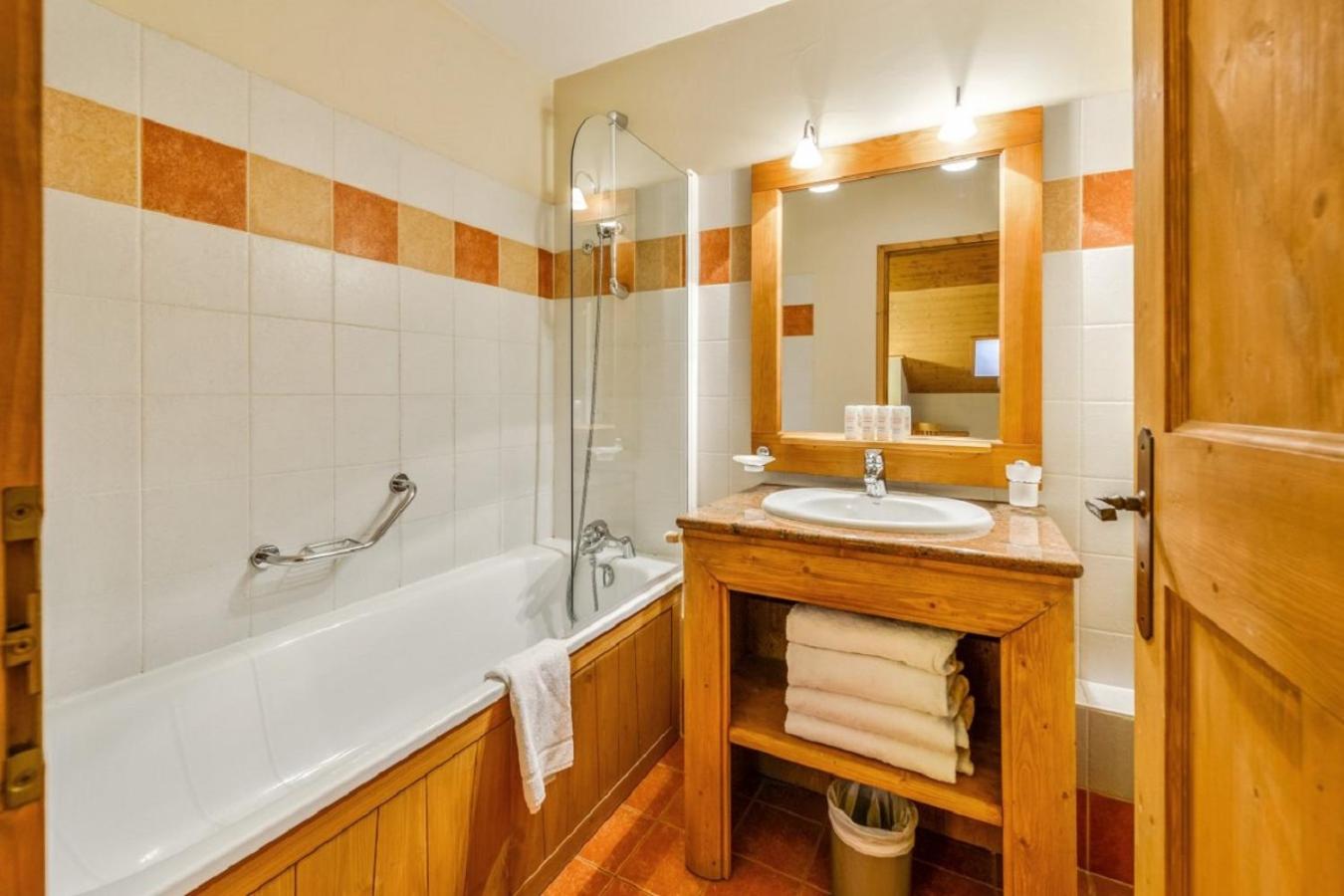 Select Four-Bedroom Apartment (10 People) photo 1