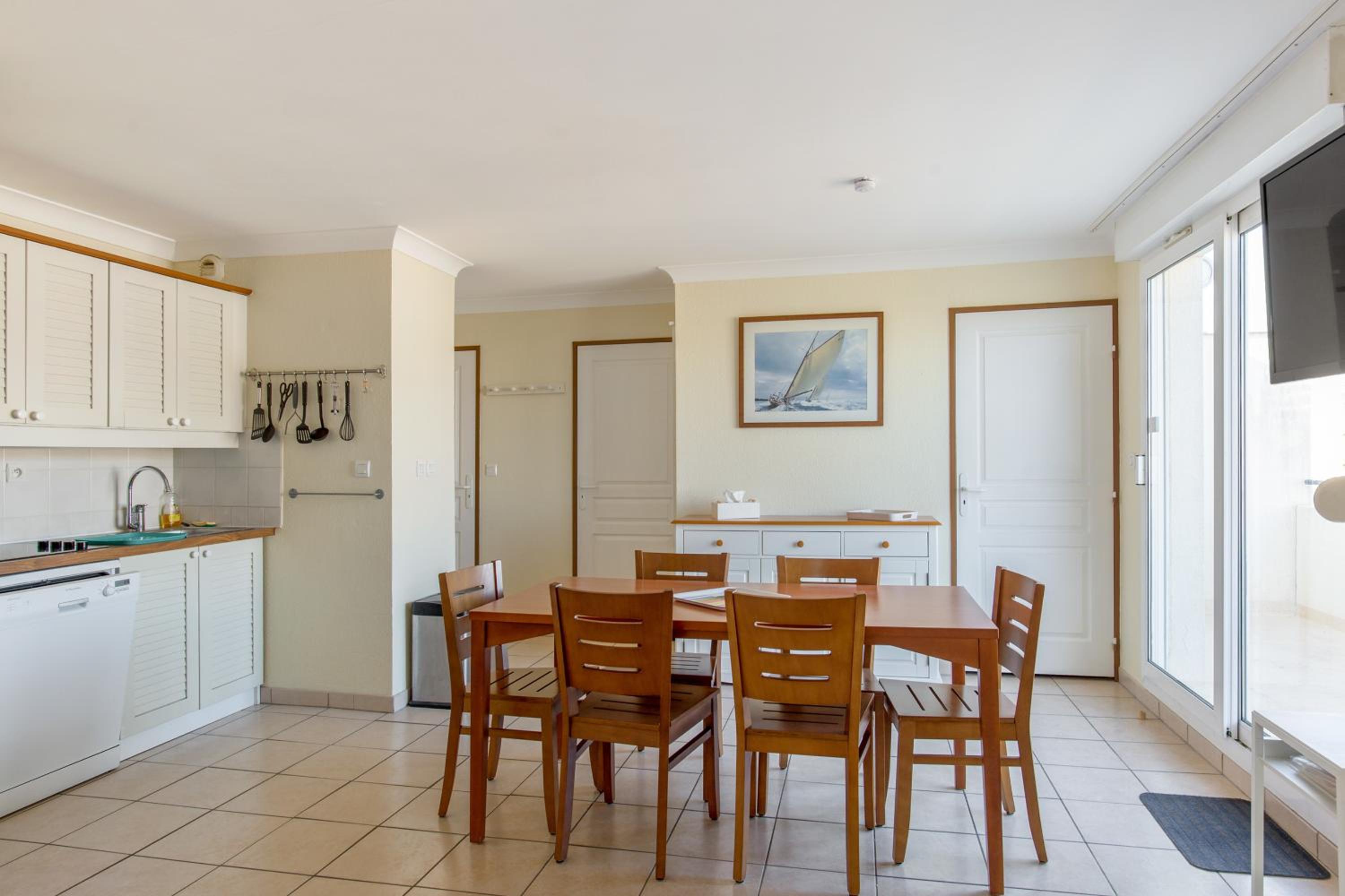 Comfort Two-Bedroom Apartment (6 People) photo 2