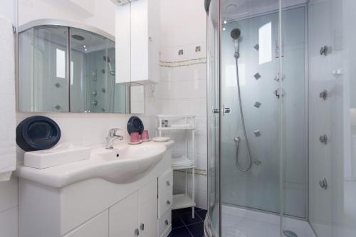 Small Double Room - Photo 2
