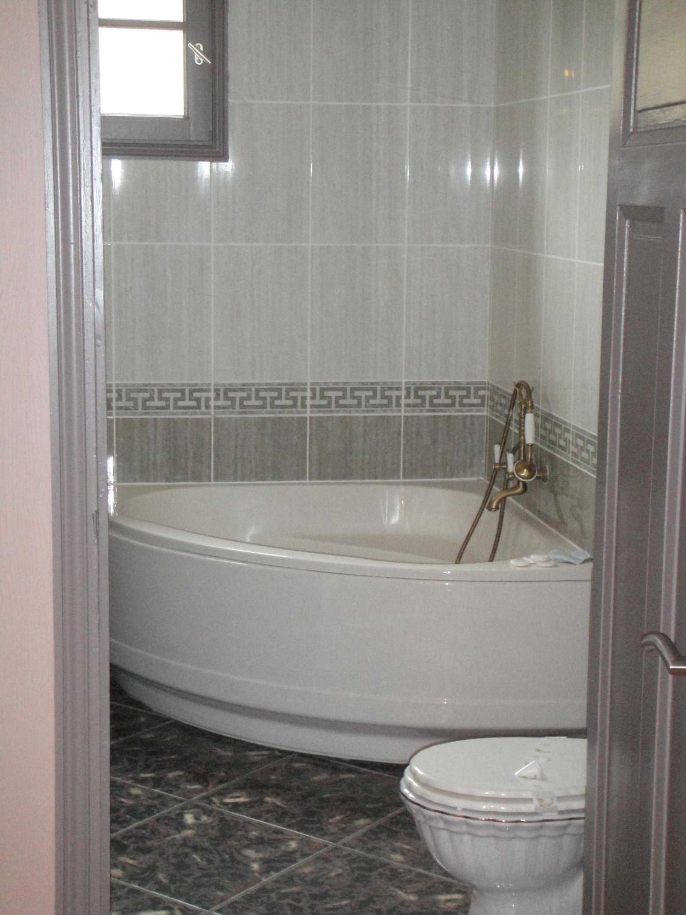 Suite - Photo 1