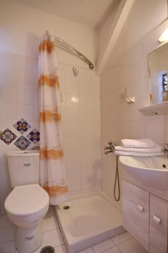 Studio Apartment - Photo 16
