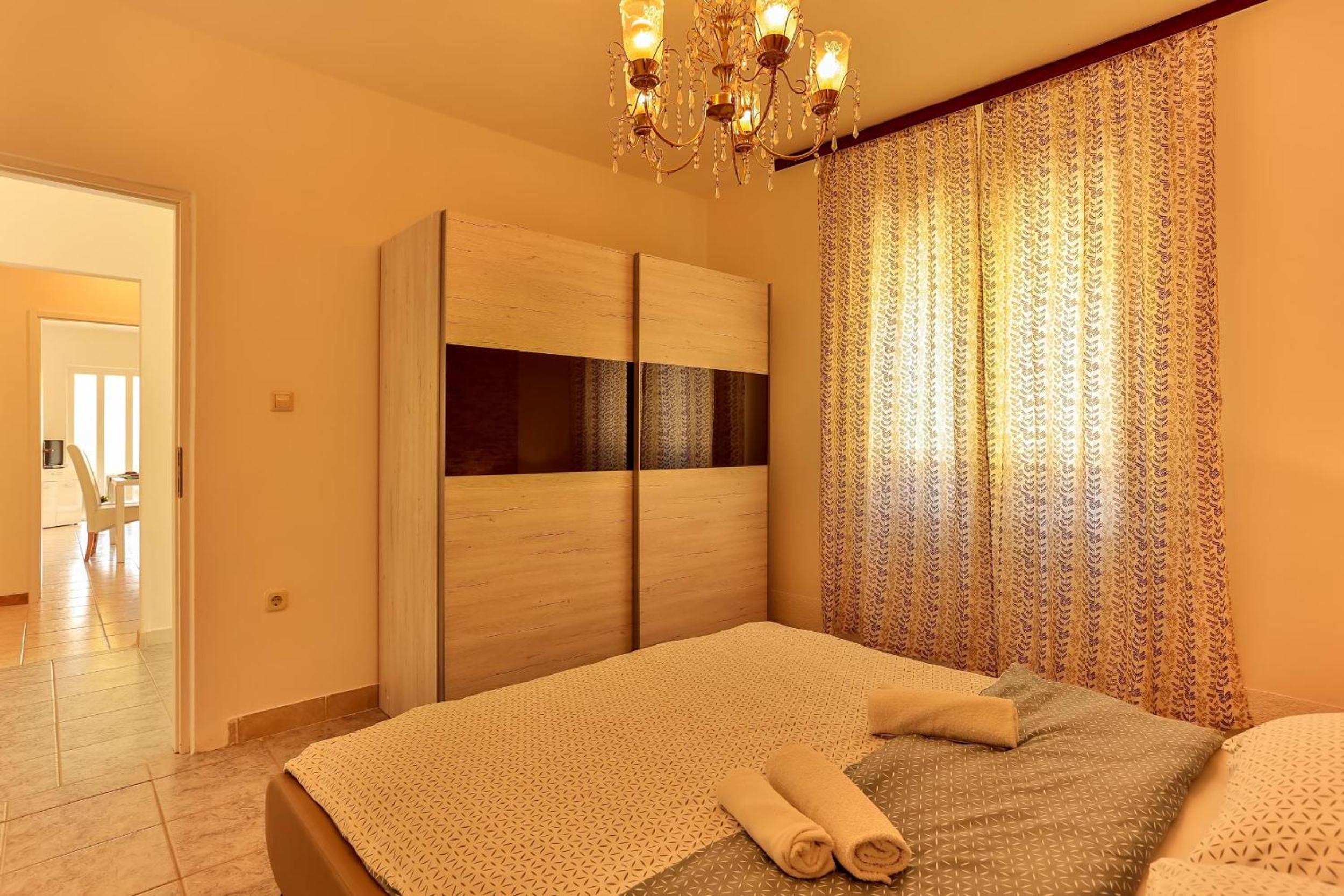 Apartment with Balcony - Photo 3