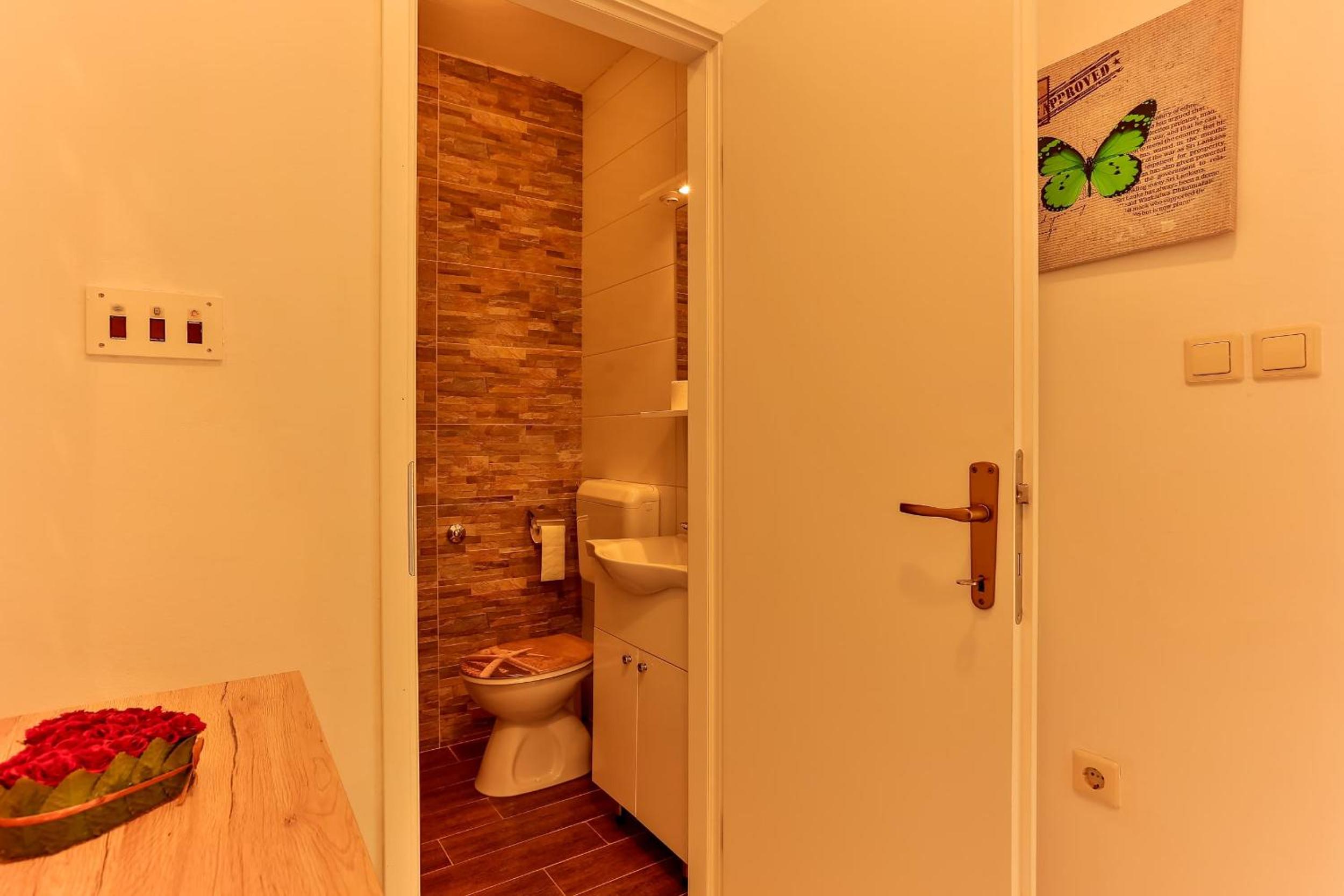 Apartment with Balcony - Photo 5
