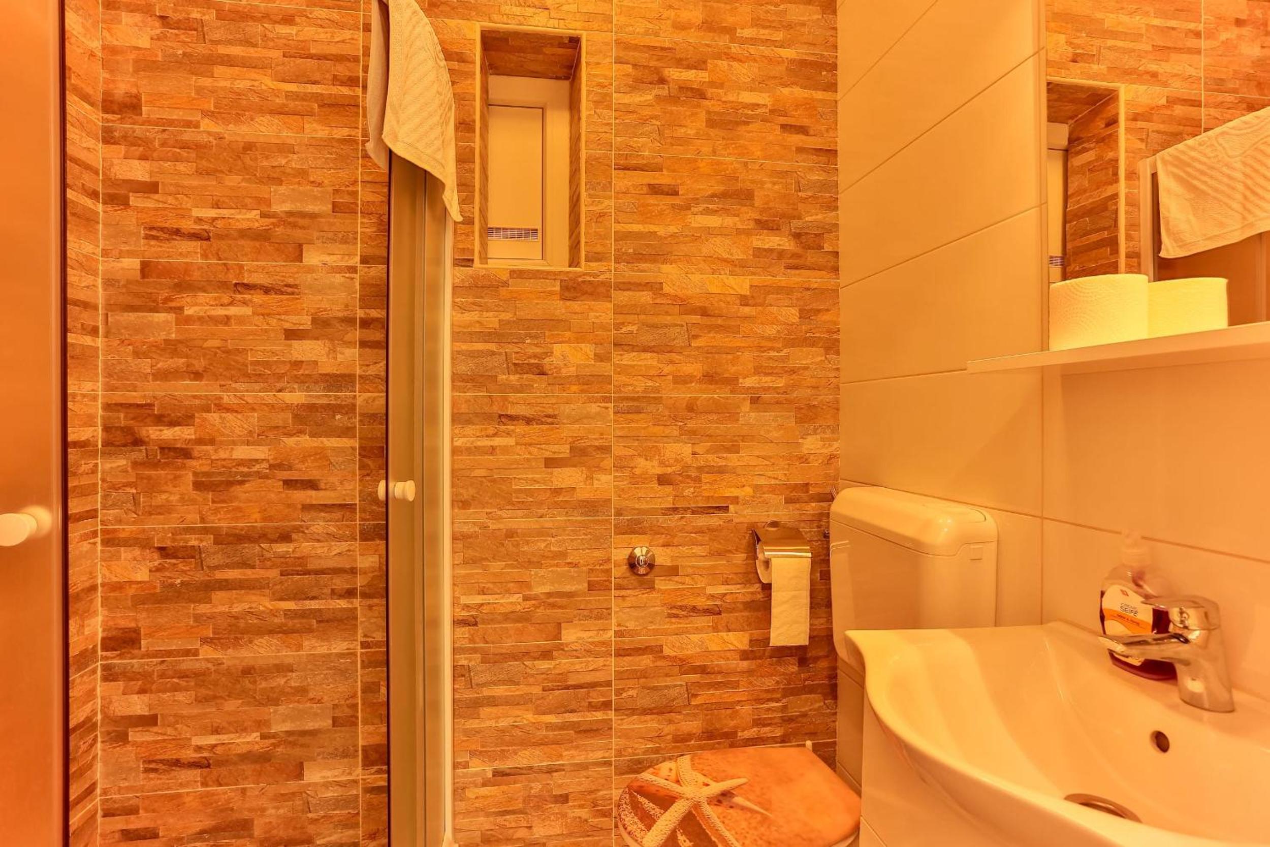 Apartment with Balcony - Photo 6