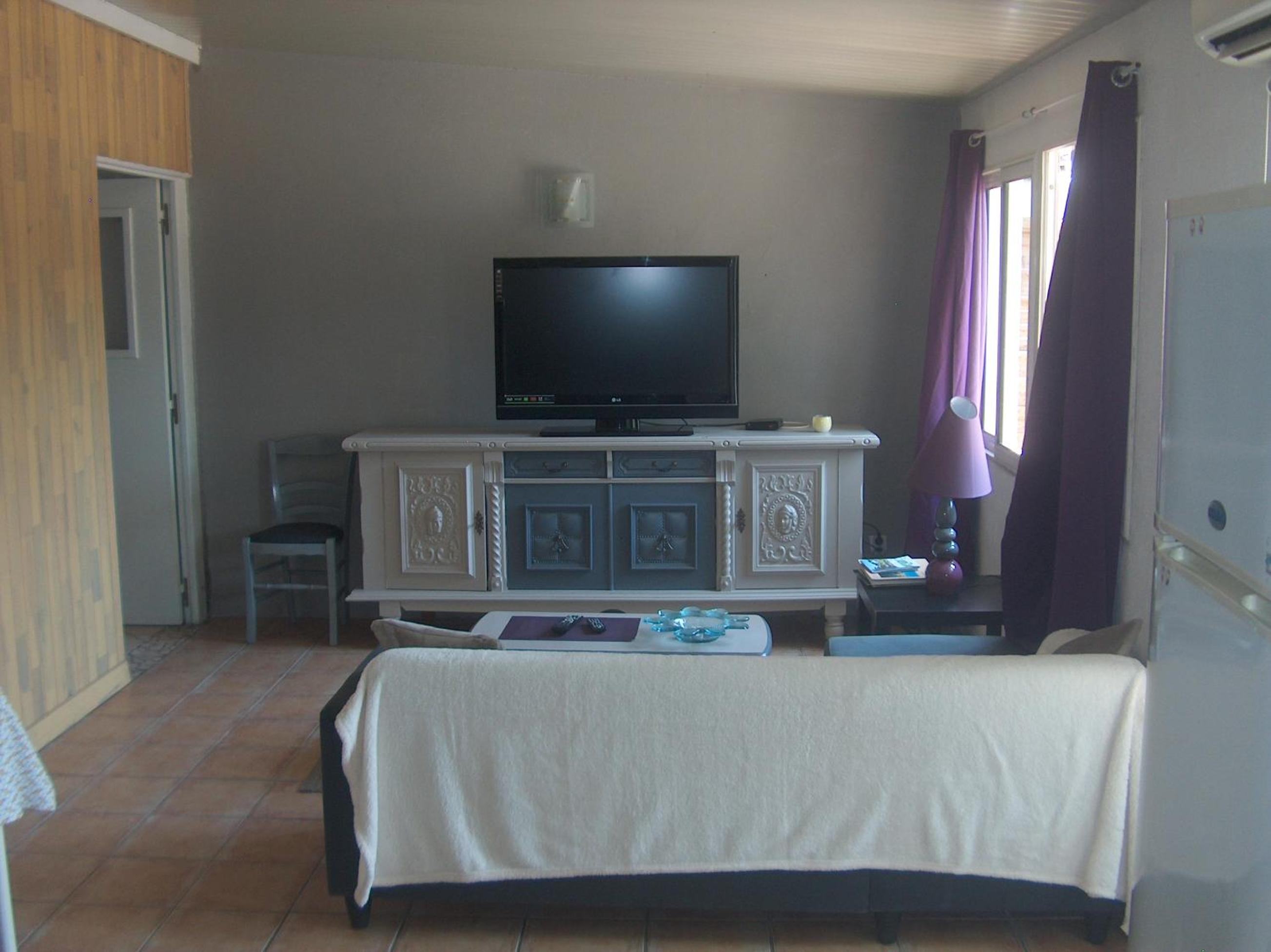Two-Bedroom House - Photo 4