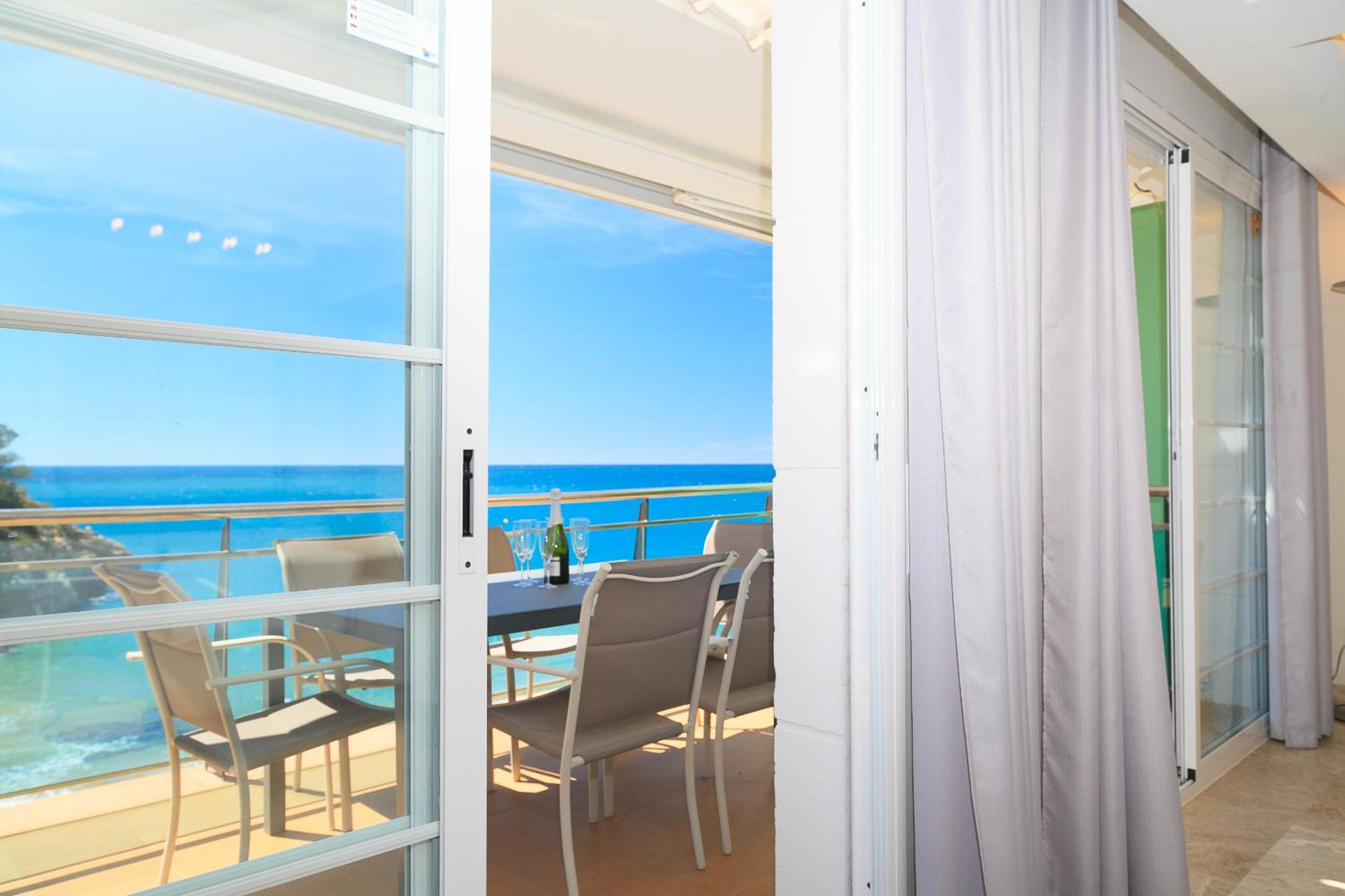 Three-Bedroom Apartment with Sea View photo 3