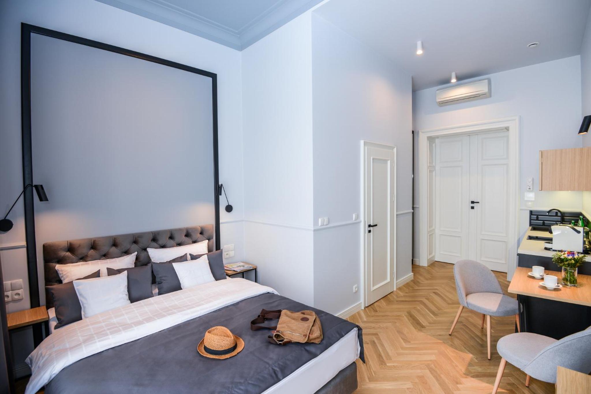 Studio Apartment with Queen Bed