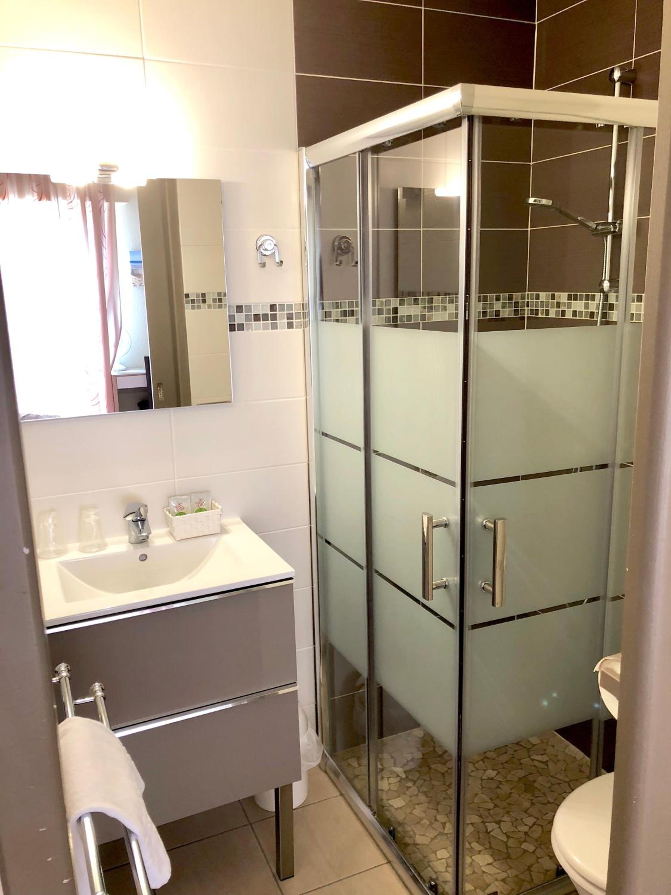Double Room with Balcony - Photo 6
