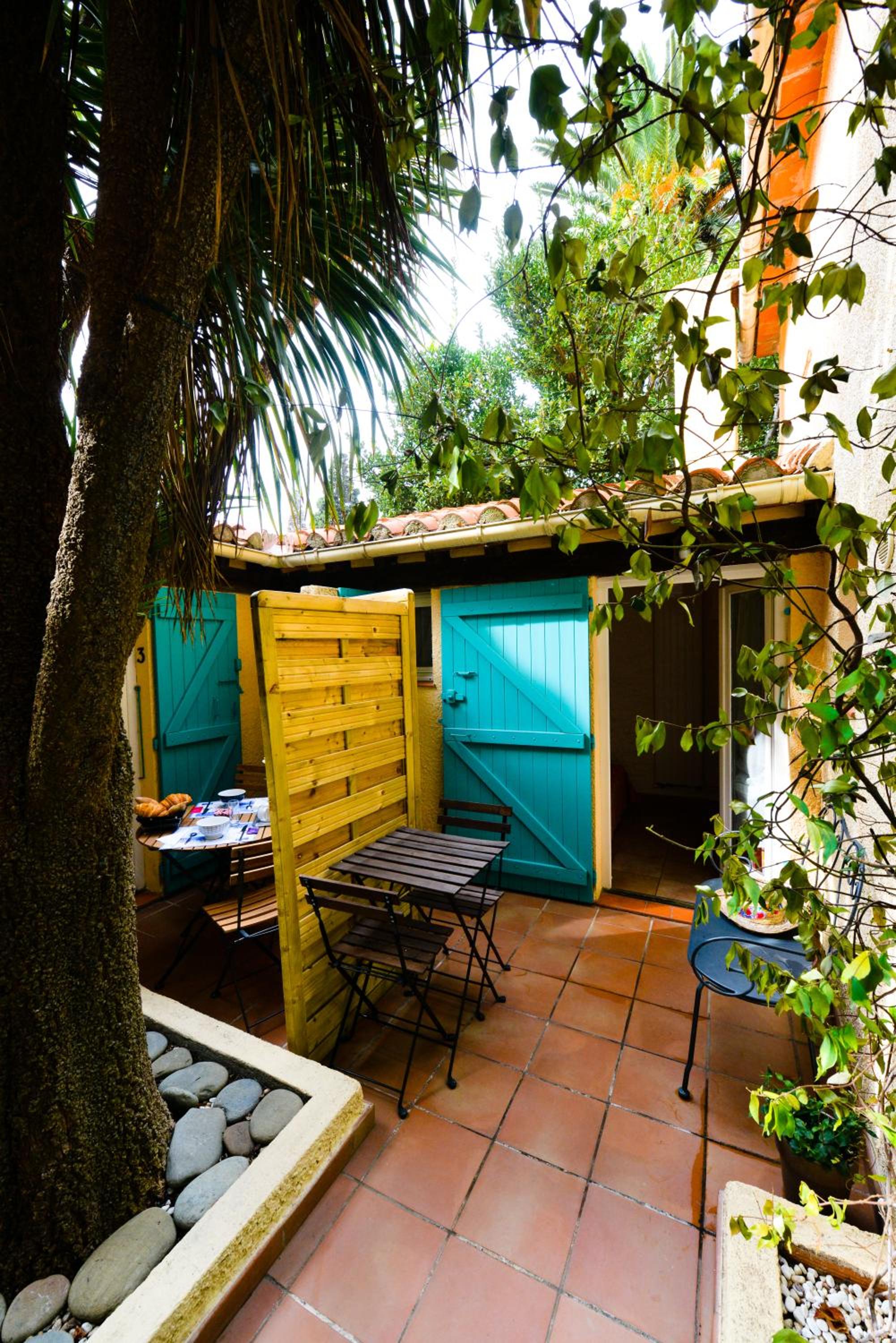 Double Room with Bath and Terrace - Patio Side