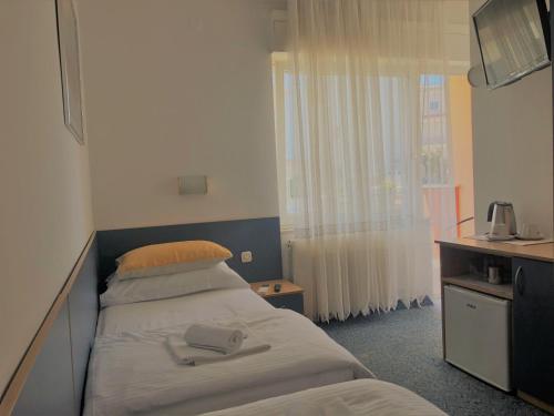 Standard Twin Room with Sea View - Photo 5