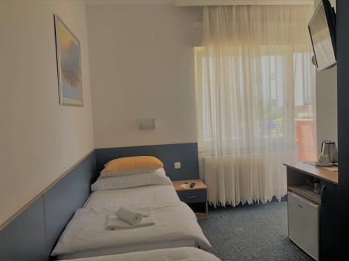 Standard Twin Room with Sea View - Photo 4