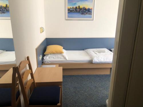 Standard Twin Room with Sea View - Photo 3
