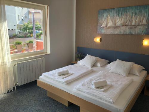 Double or Twin Room with Partial Sea View - Photo 3