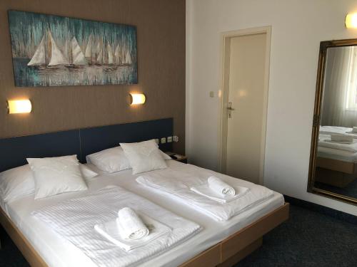 Double or Twin Room with Partial Sea View - Photo 2