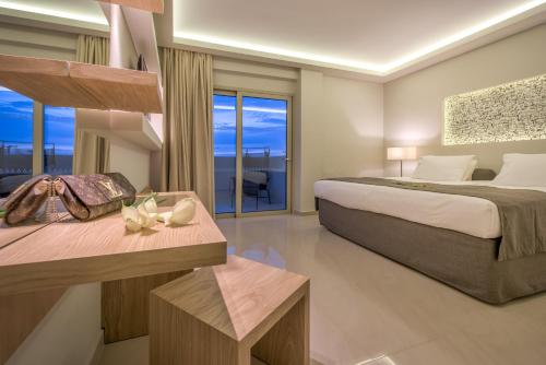 Suite with Hot Tub photo 2