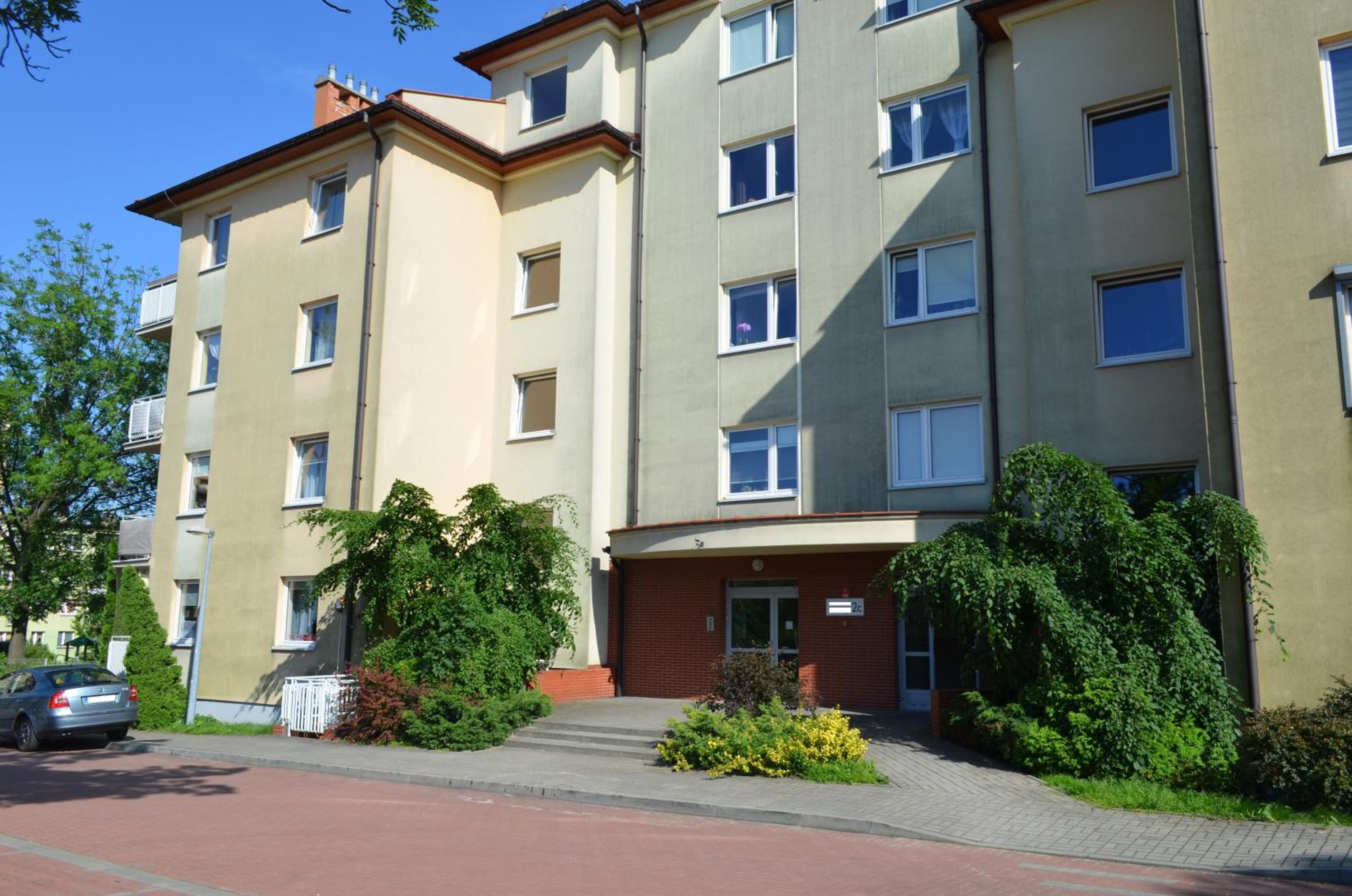 Apartment with Balcony - Photo 3