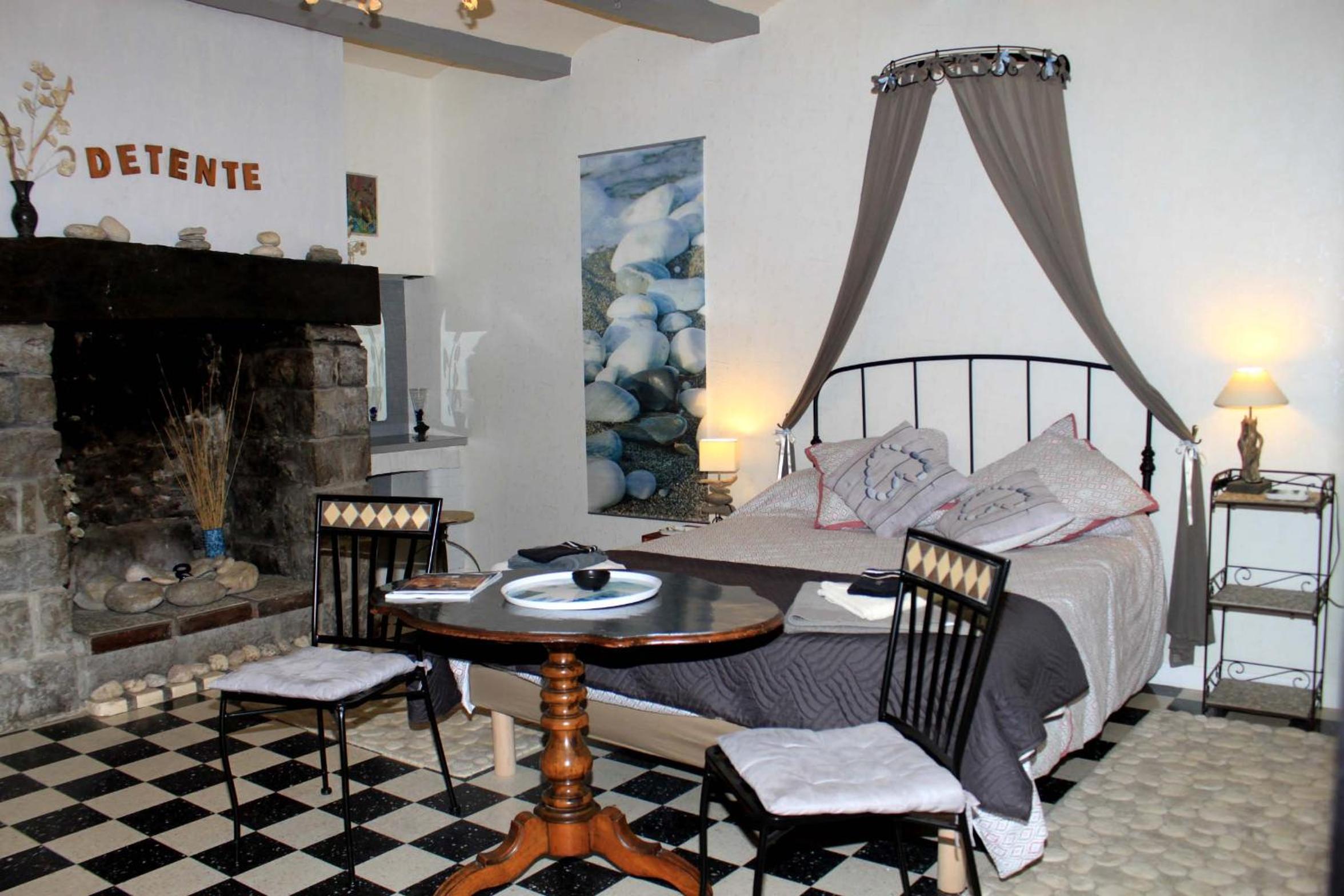 Double Room with Private Bathroom - Photo 3