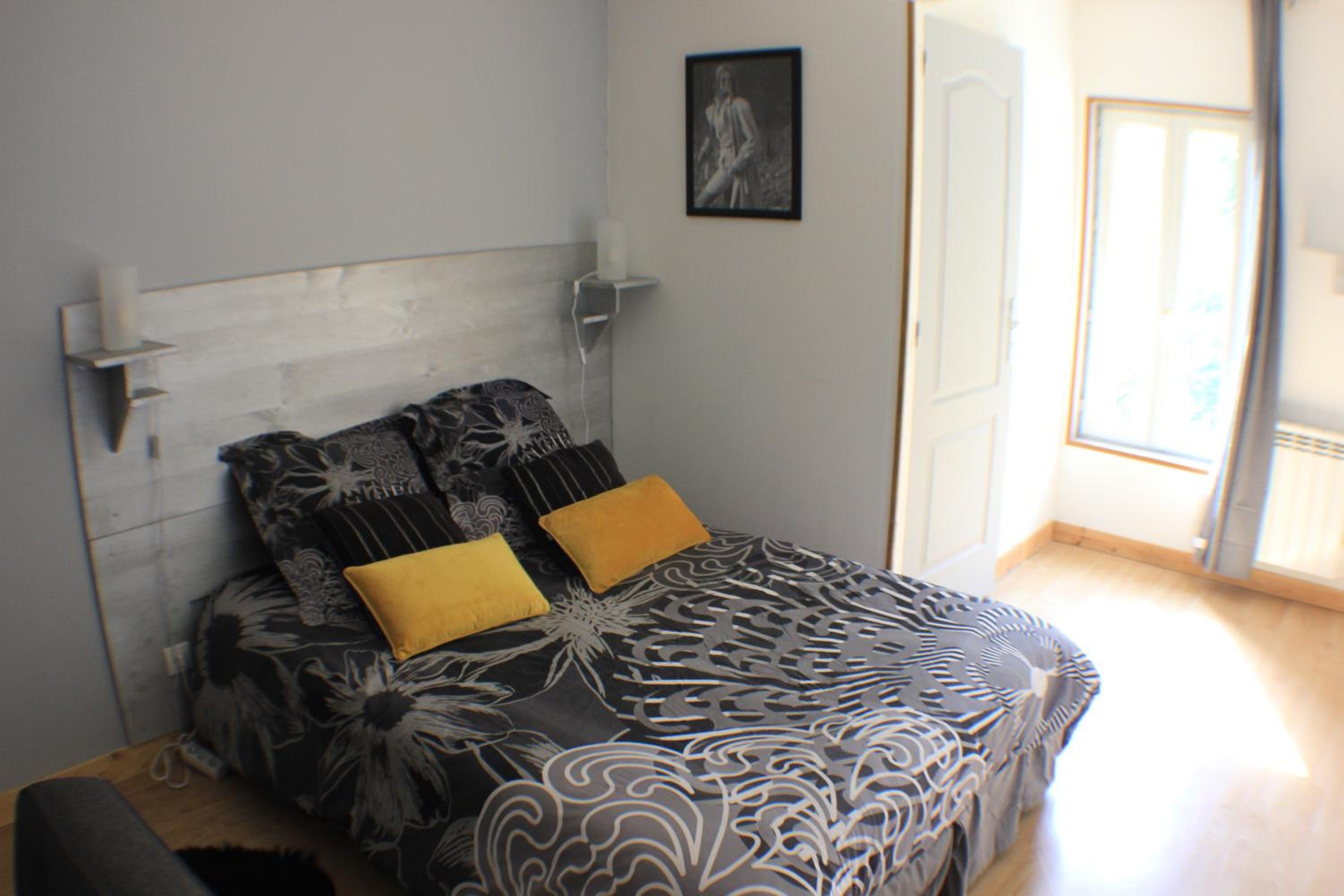 Double Room with Shared Bathroom photo 2