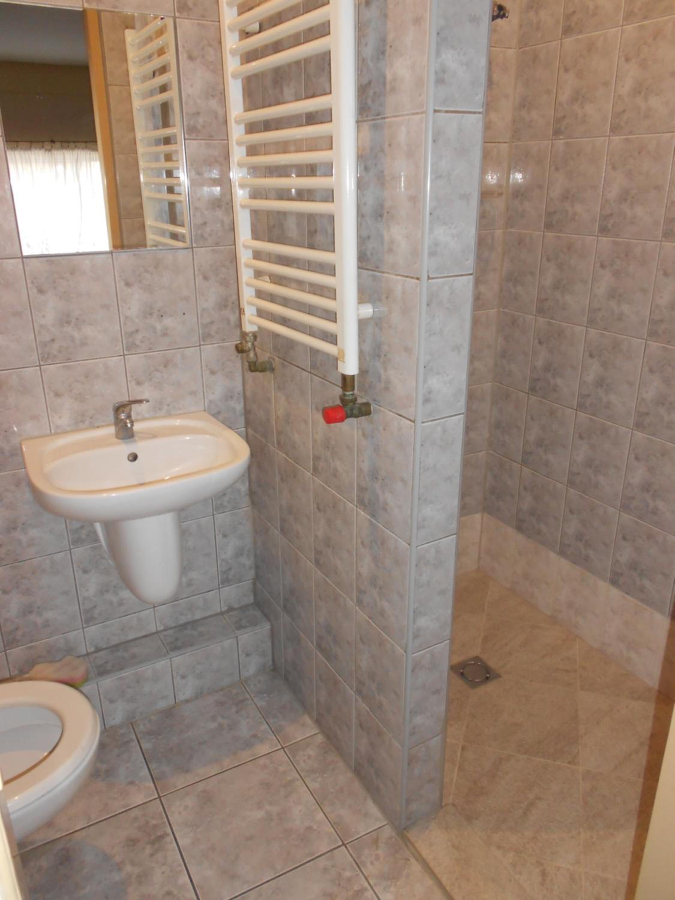 Quadruple Room with Bathroom - Photo 3