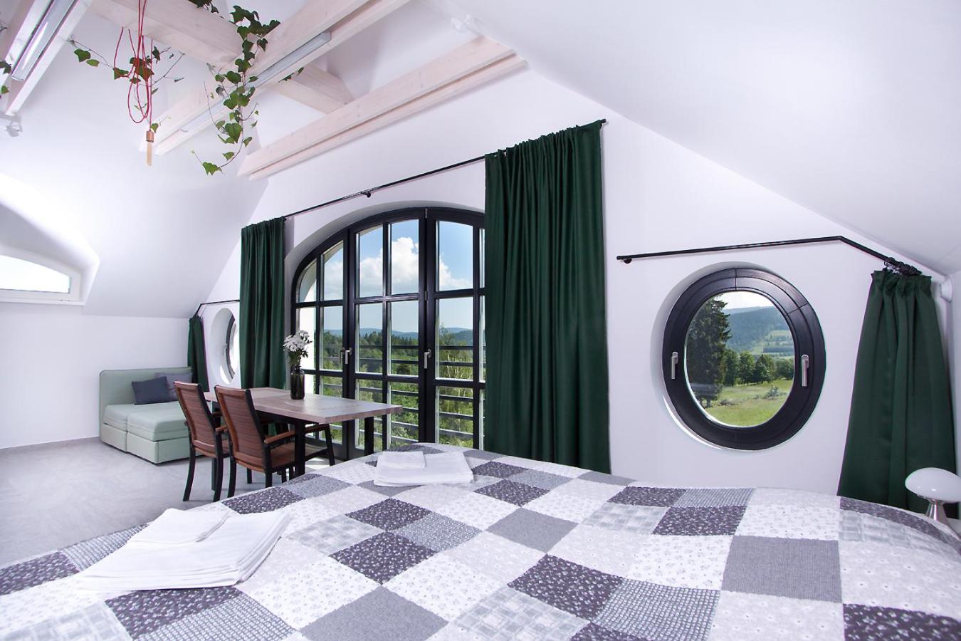 Apartment with Mountain View
