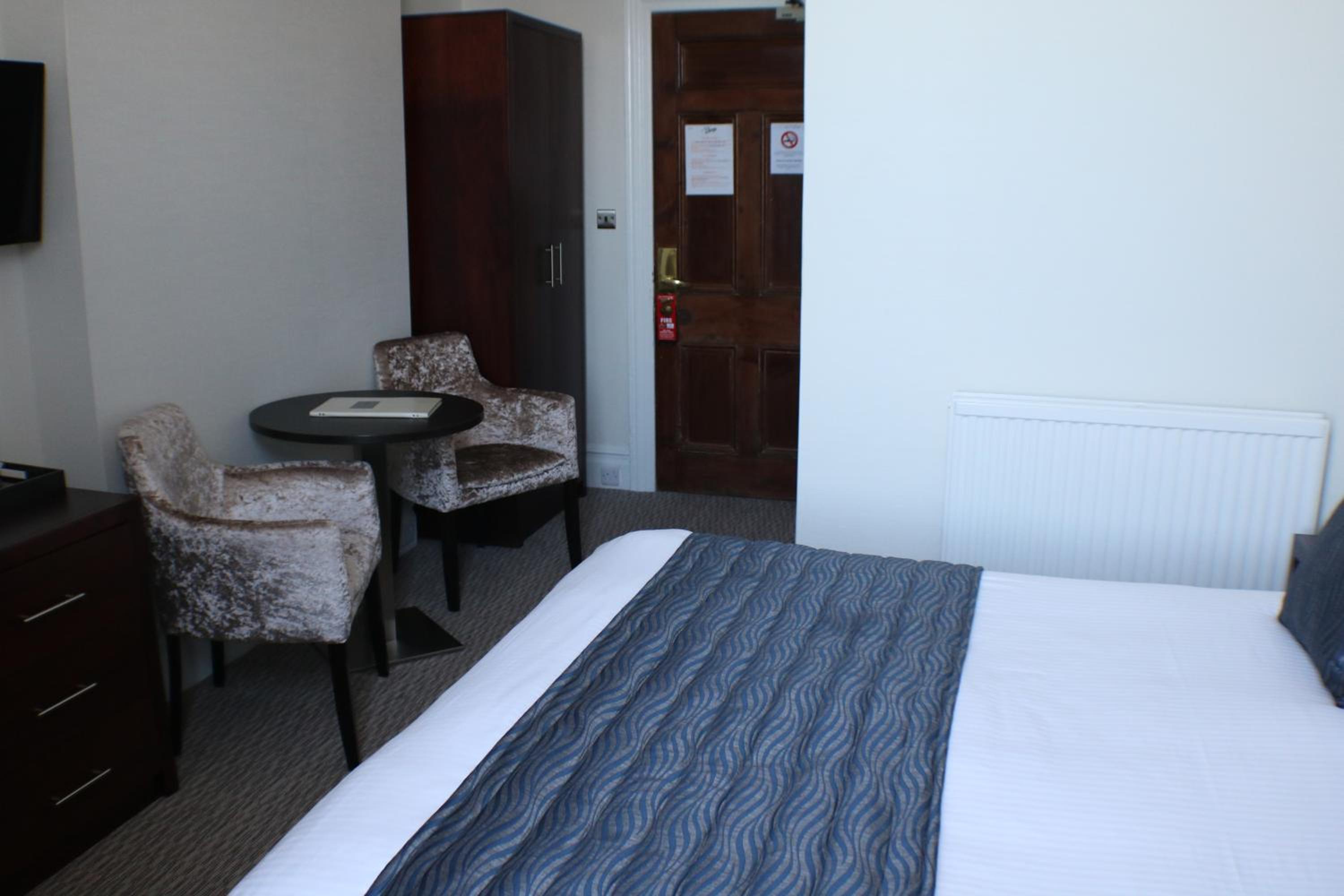 Family Room (2 Adults + 1 Child) with Sea View photo 2