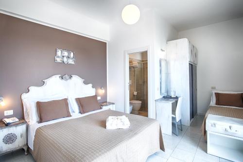 Triple Room with Balcony in front of the sea photo 3