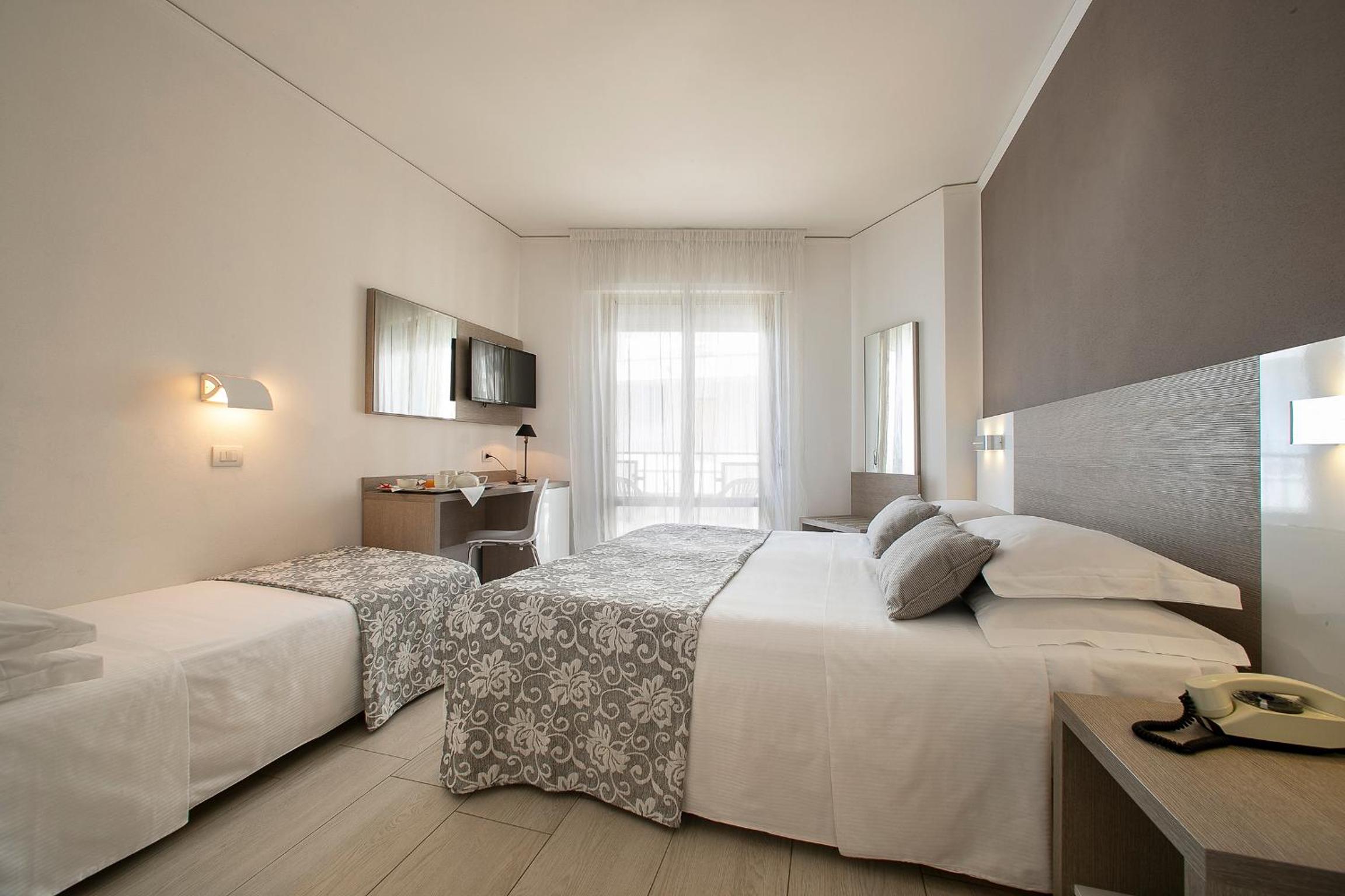 Triple Room with Partial Sea View photo 1