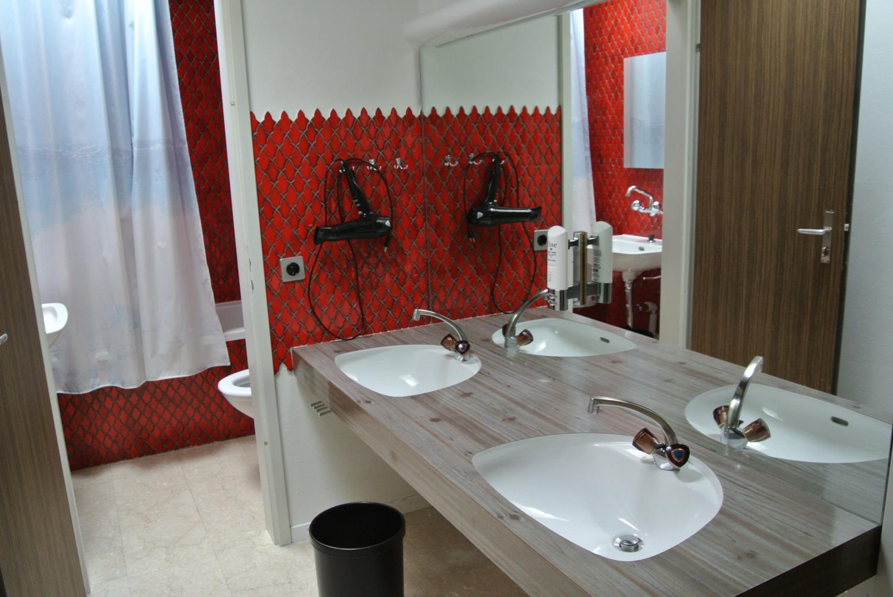 Sextuple Room with Shared Bathroom photo 3