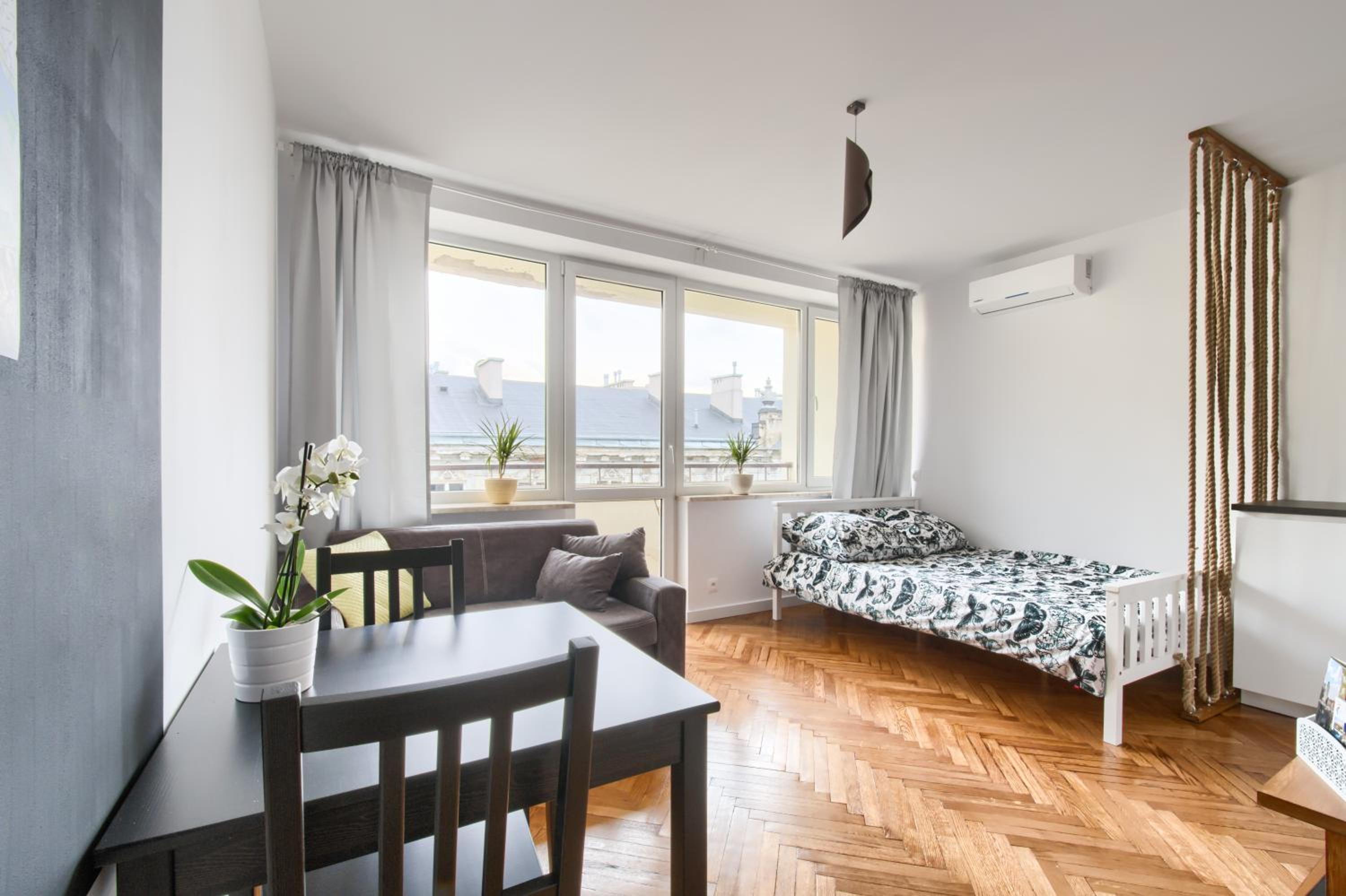 Apartment with Balcony - Photo 5