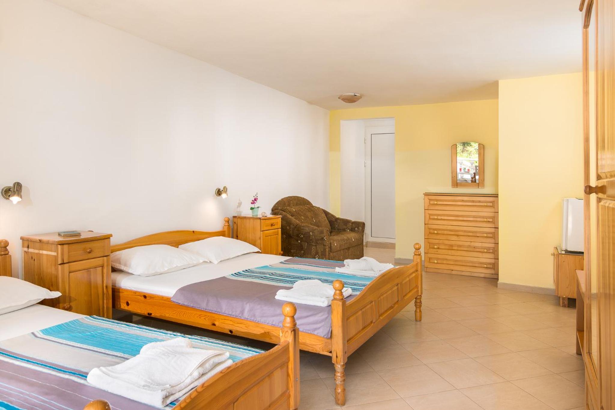 Family Room (2 Adults + 2 Children)