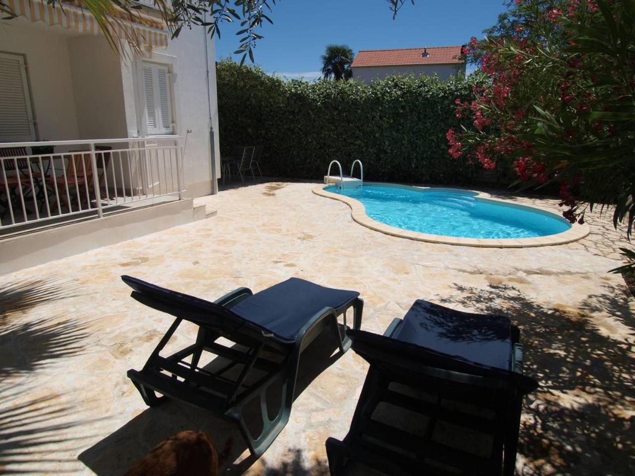 Apartment with Pool View