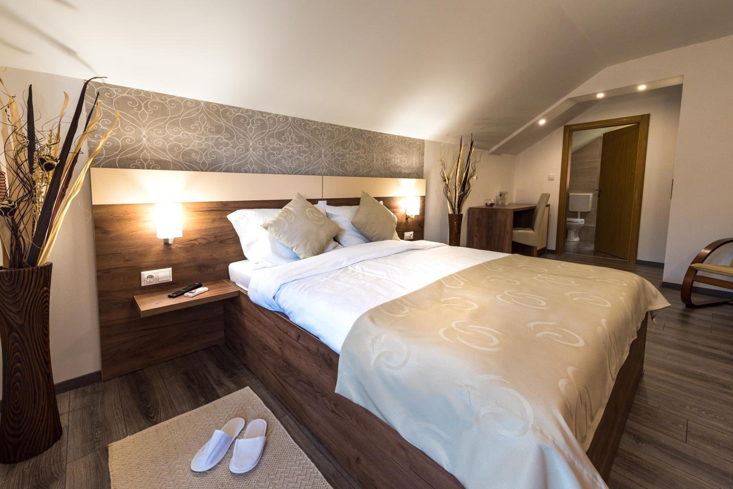 Deluxe Double Room with Balcony - Photo 7