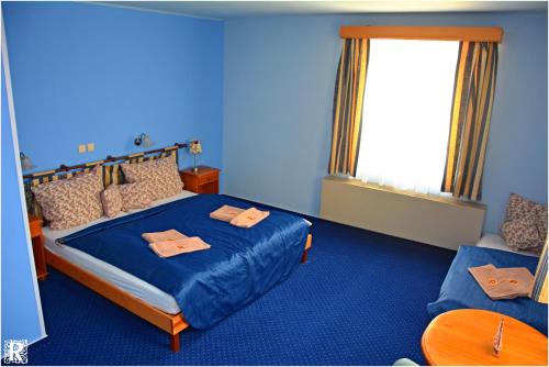 Triple Room with Bath - Photo 9