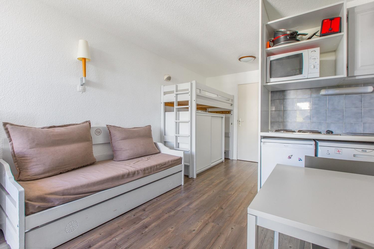 Select One-Bedroom Apartment (5 People)