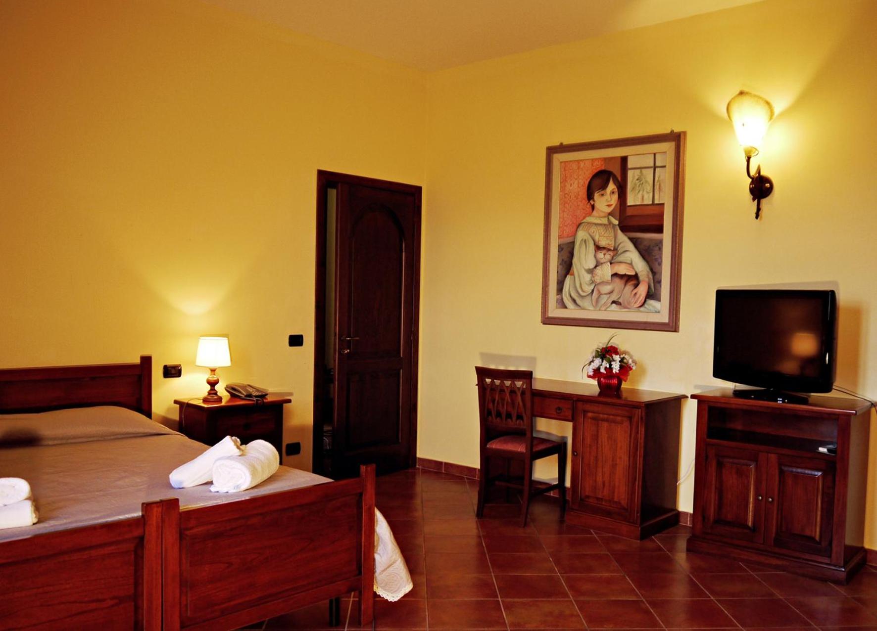 One-Bedroom Apartment - Photo 2