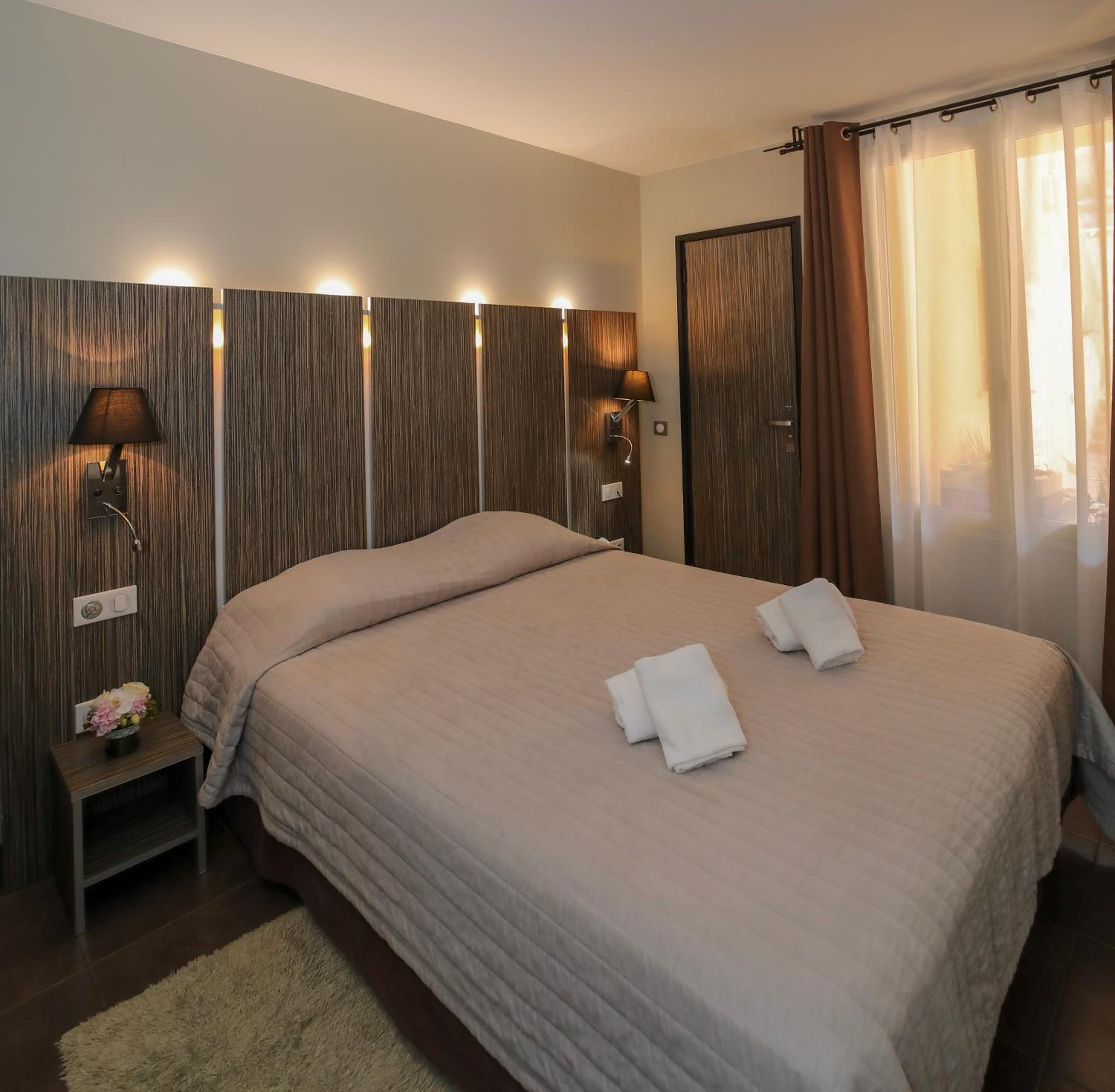 Economy Double Room with Street View