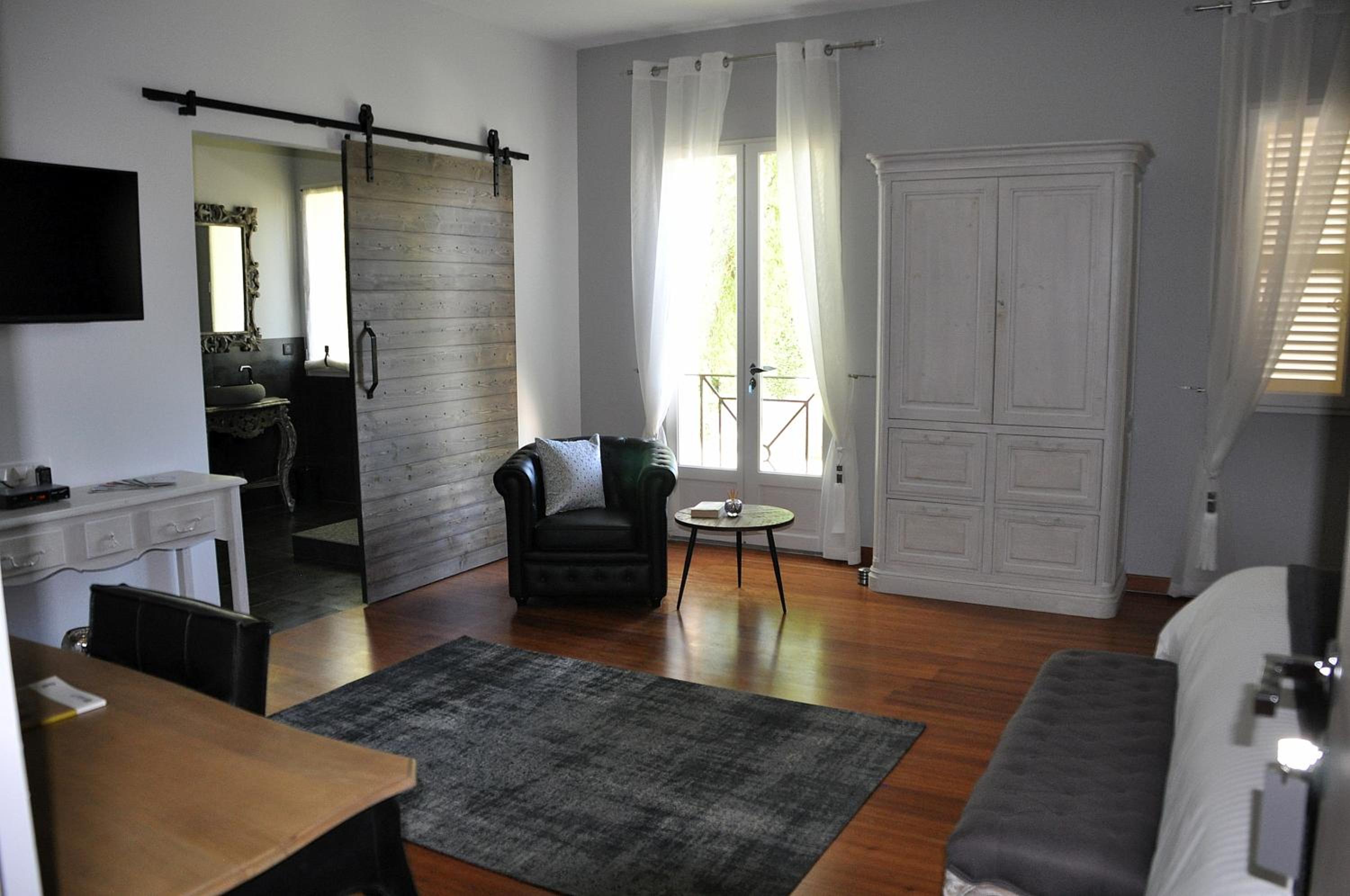 Deluxe Double Room with Shower photo 2