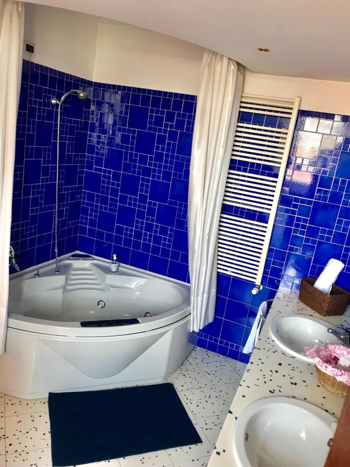 Deluxe Suite with Spa Bath photo 2
