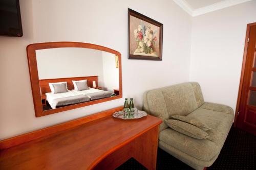 Superior Family Room photo 3