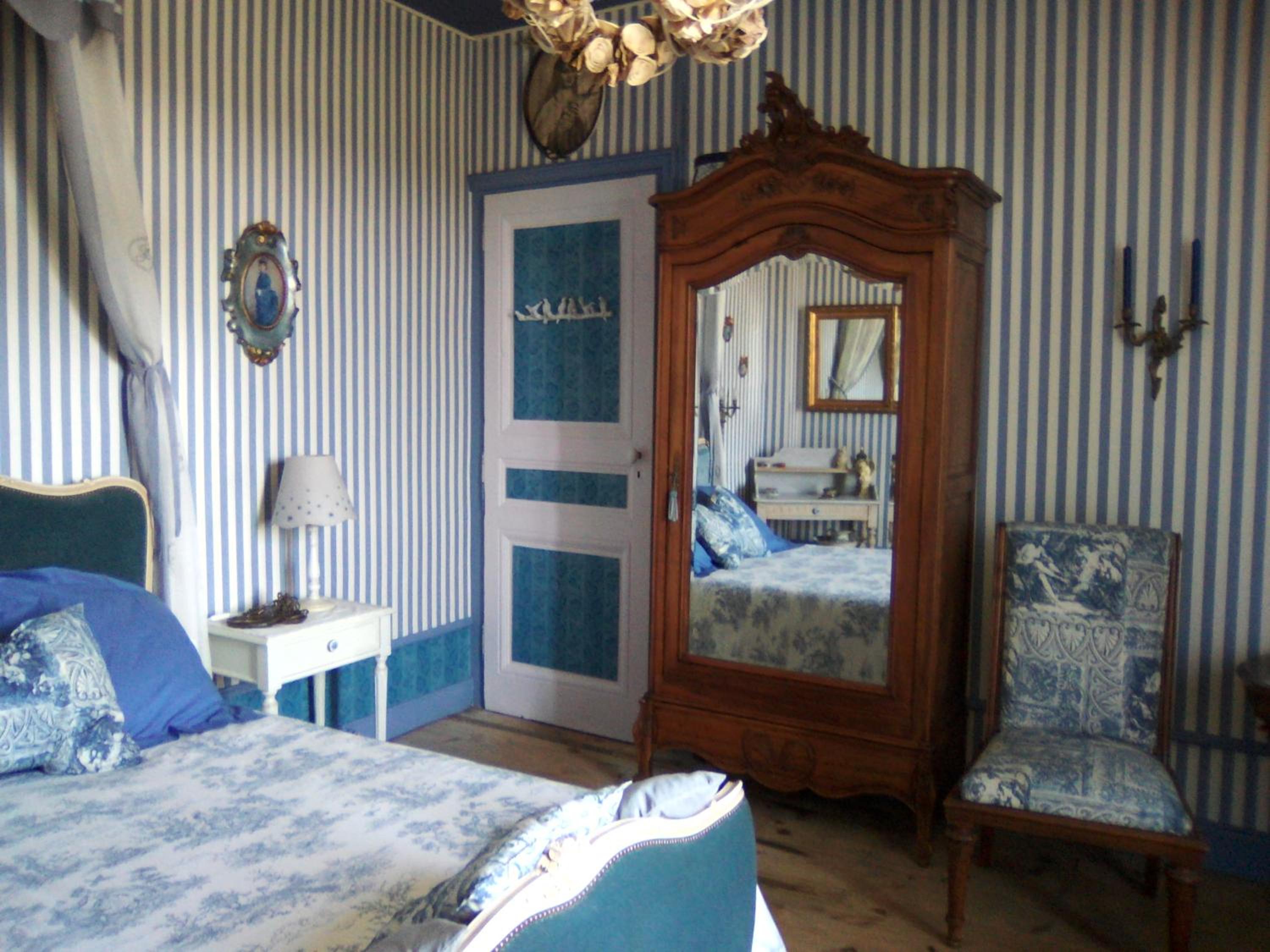Family Room with Private Bathroom - Photo 3