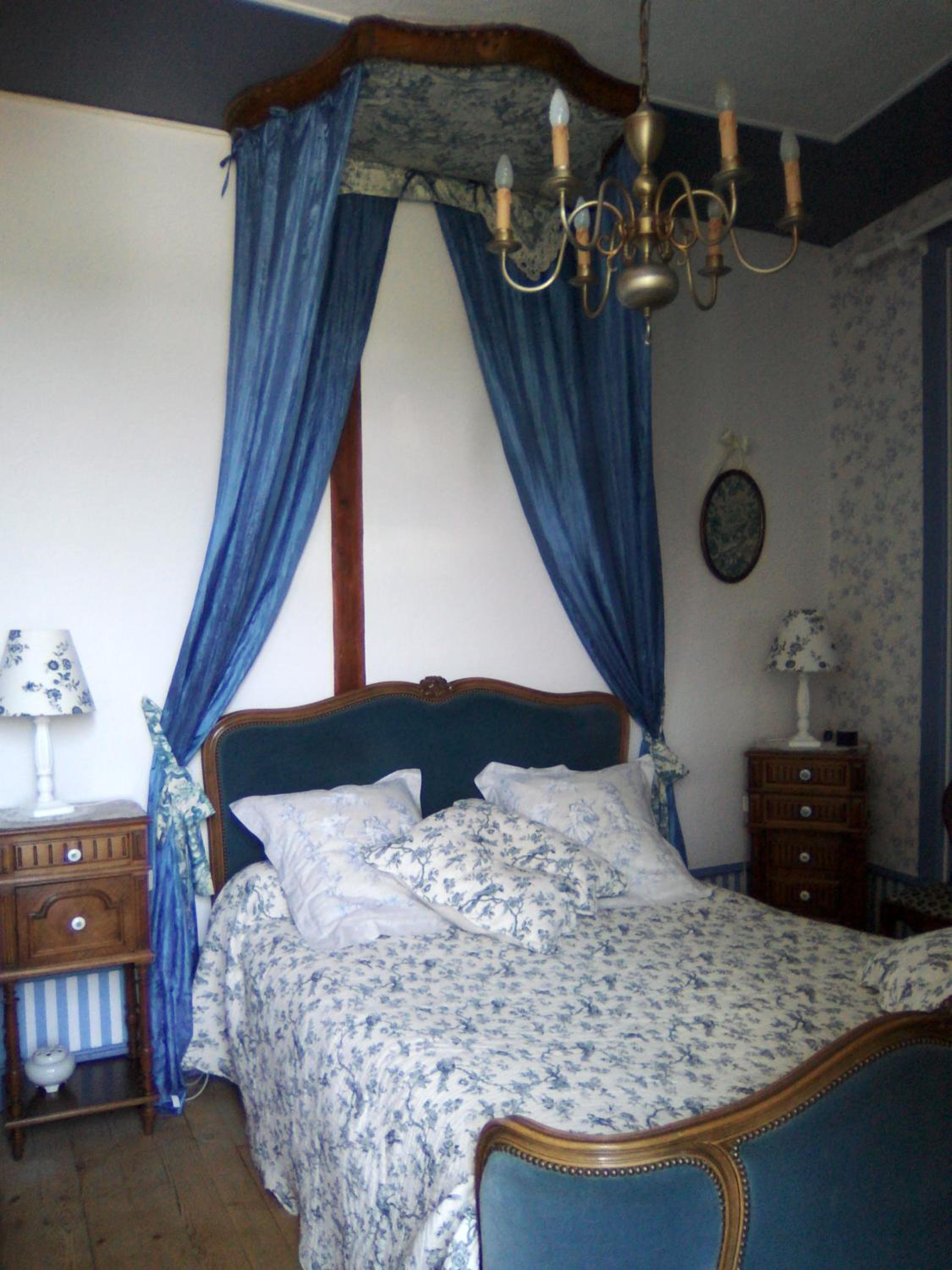 Family Room with Private Bathroom - Photo 2
