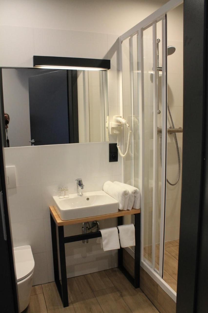 Standard Twin Room - Photo 3