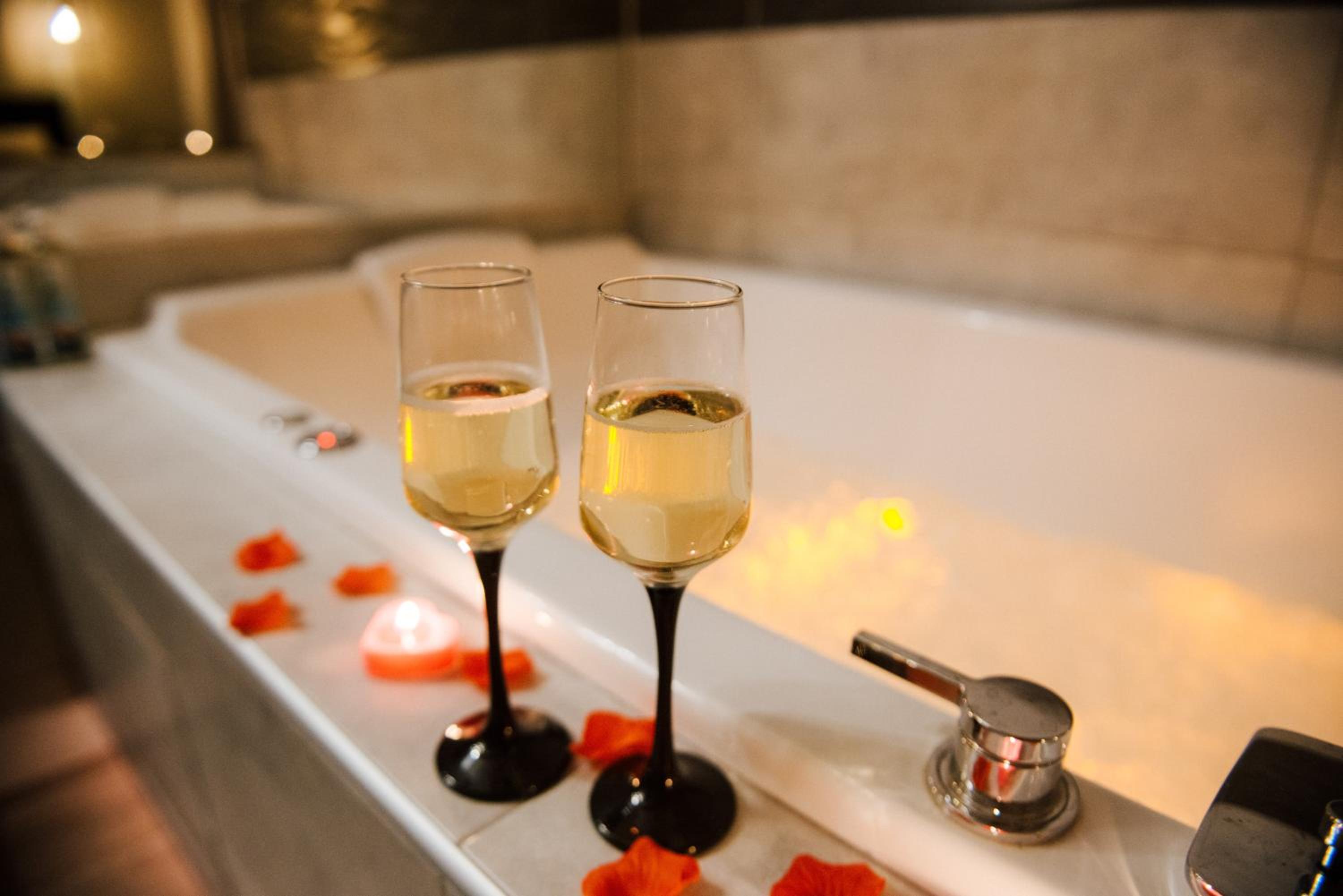 Suite with Hot Tub - Photo 9