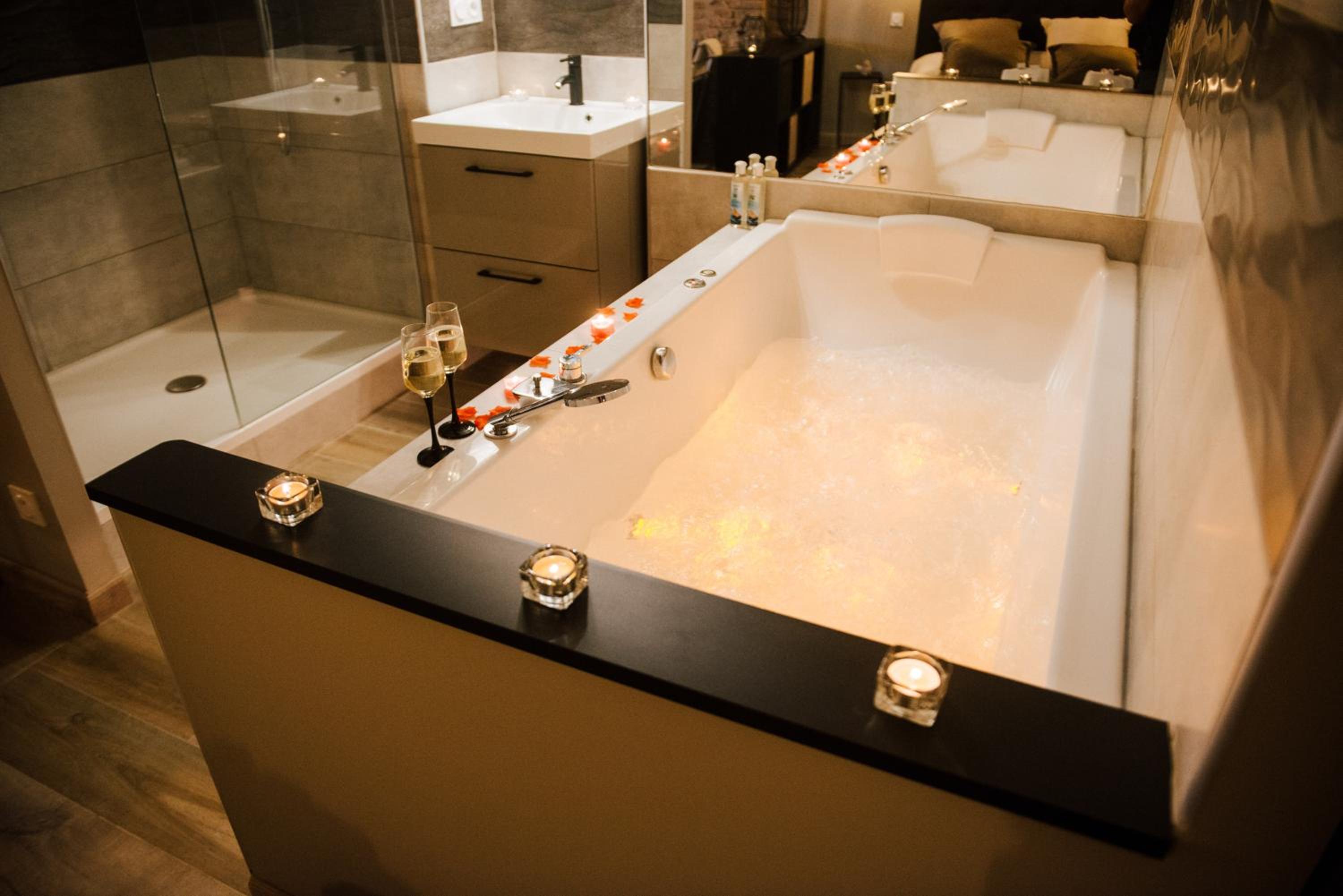 Suite with Hot Tub - Photo 16