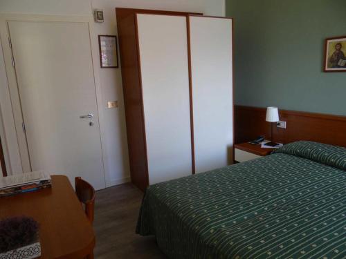 Double Room with Lake View - Photo 6