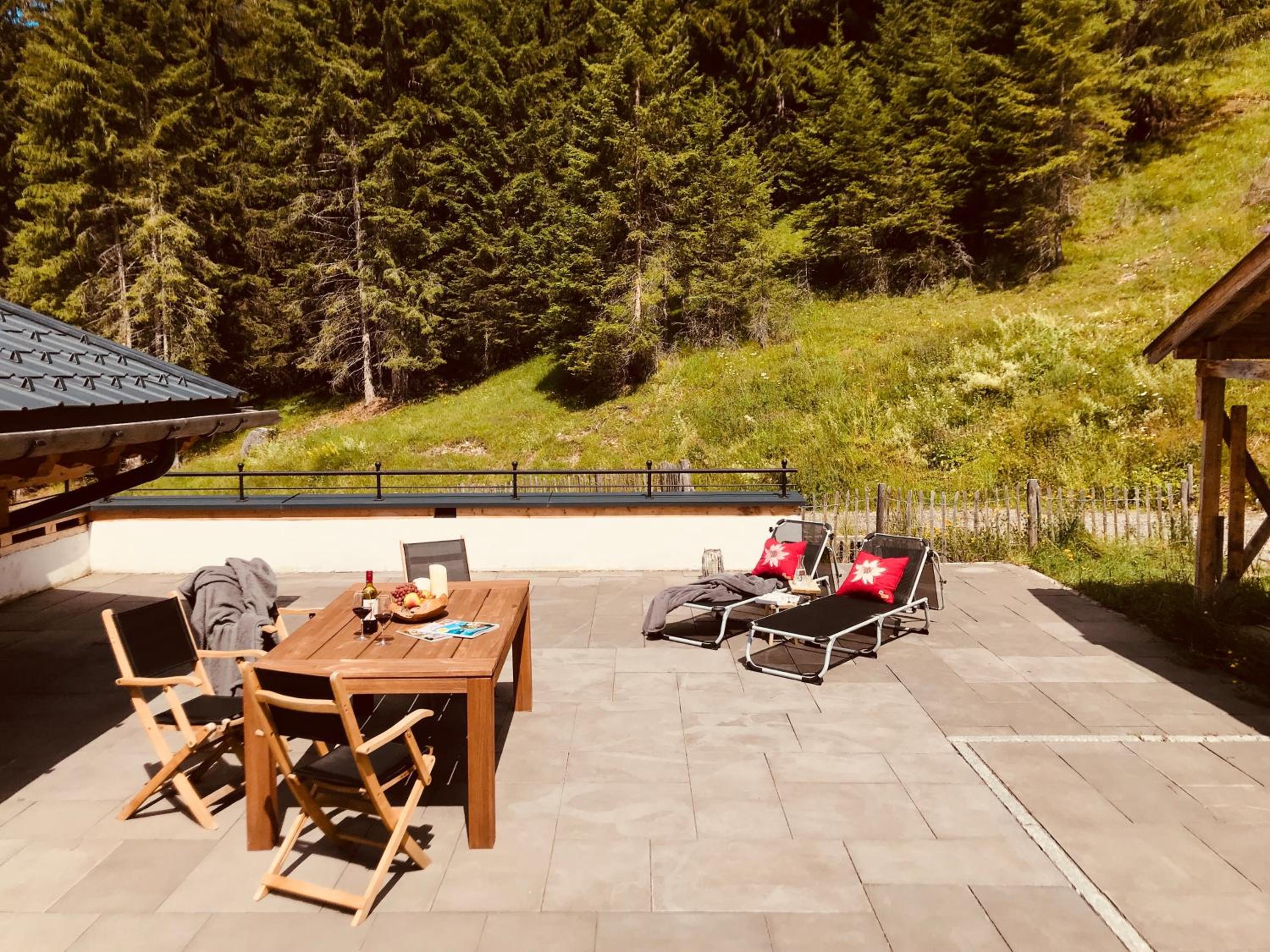 One-Bedroom Apartment with Balcony and Mountain View   photo 2
